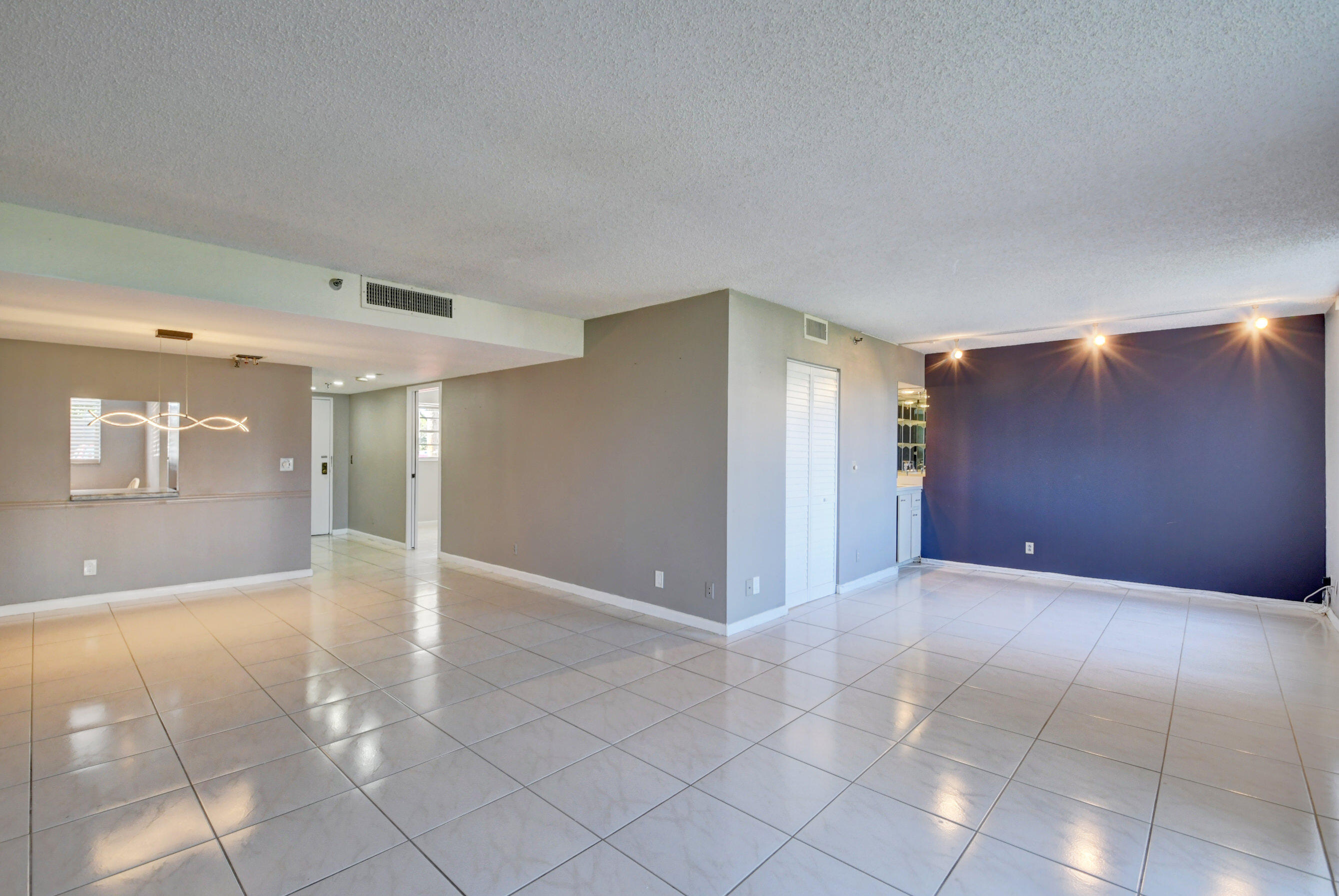 6500 Northwest 2nd Avenue, Unit 111 Boca Raton, FL 33487 - Photo 6 of 23 Living/ Dinning Room
