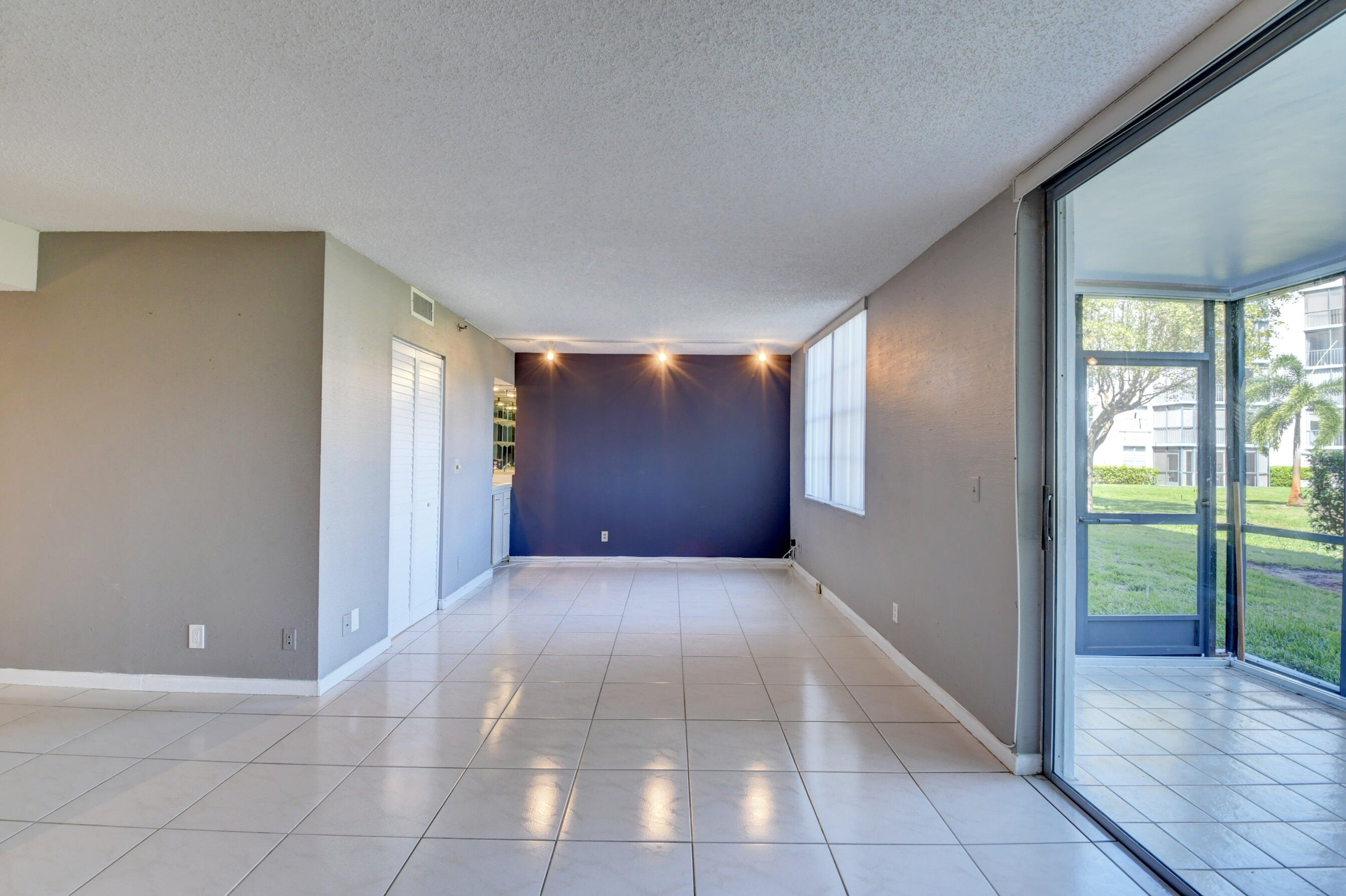 6500 Northwest 2nd Avenue, Unit 111 Boca Raton, FL 33487 - Photo 7 of 23 Living/ Dinning Room