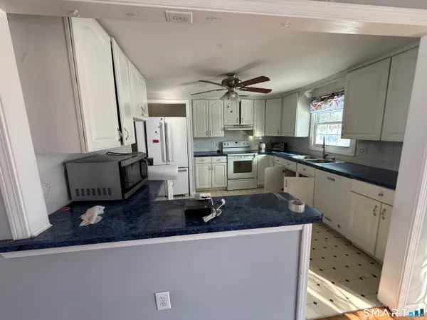 $320,000 | 98 1st Street, Suffield, CT 06078