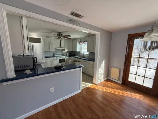 $320,000 | 98 1st Street, Suffield, CT 06078