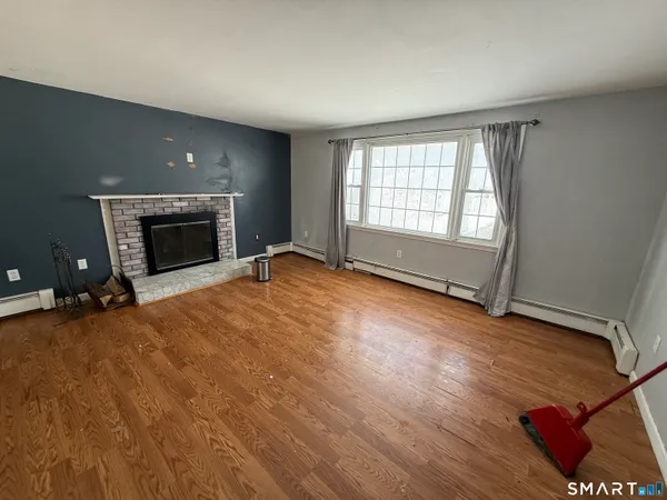 $320,000 | 98 1st Street, Suffield, CT 06078