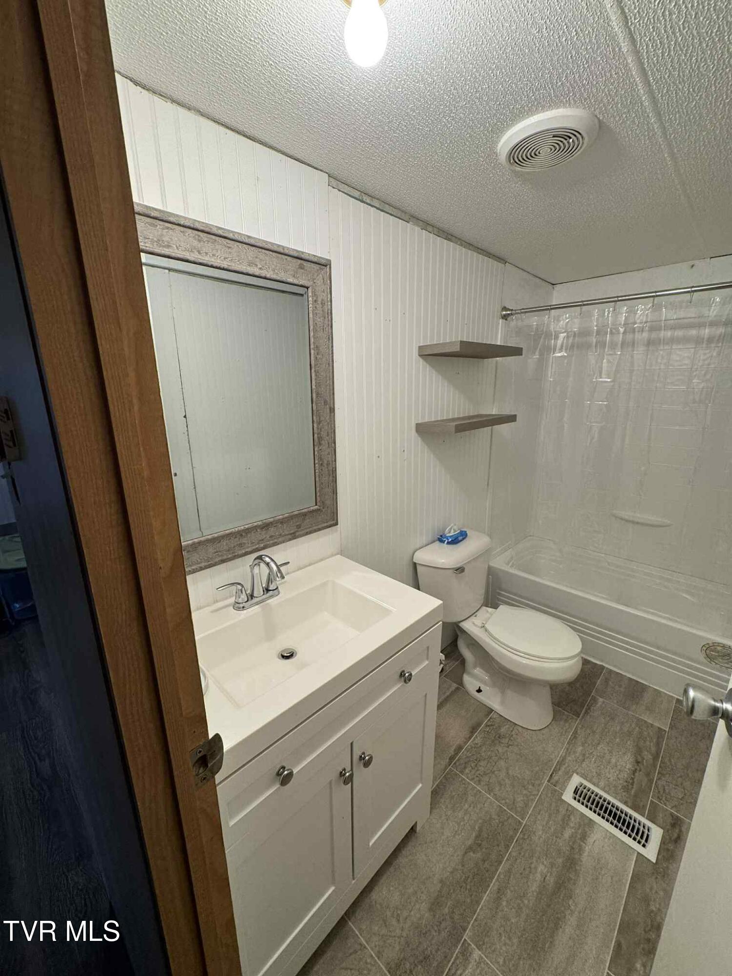 354 Deck Valley Road Bristol, TN 37620 - Photo 21 of 49 Facebook_creation_48523227-6407-4165-812