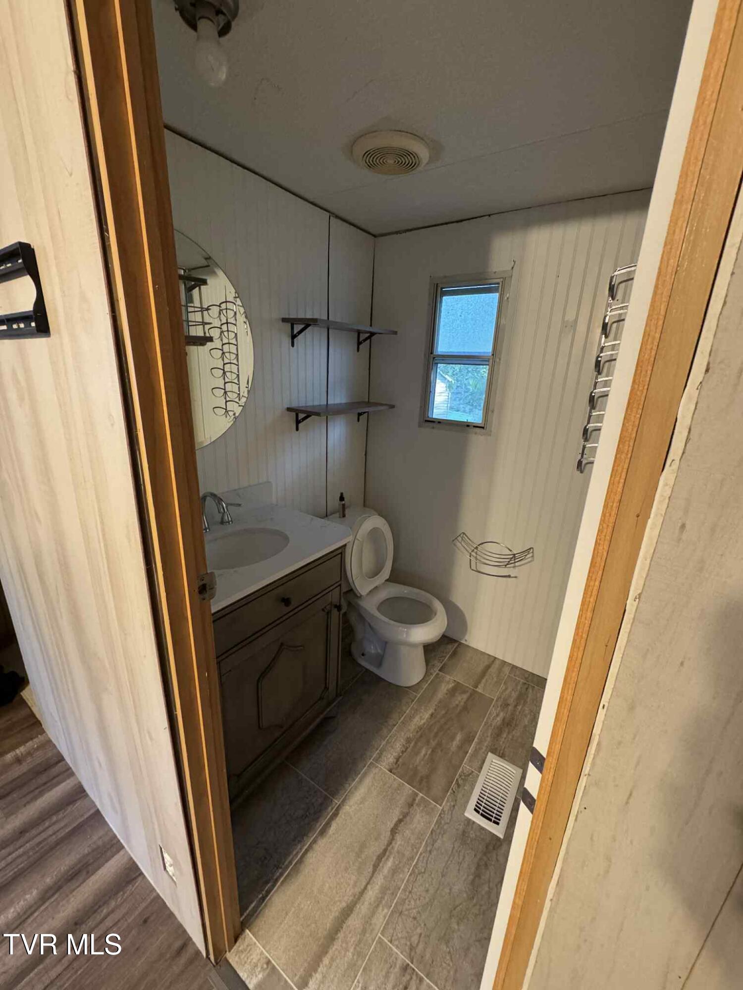 354 Deck Valley Road Bristol, TN 37620 - Photo 33 of 49 Facebook_creation_E0B2FB66-A568-417E-959