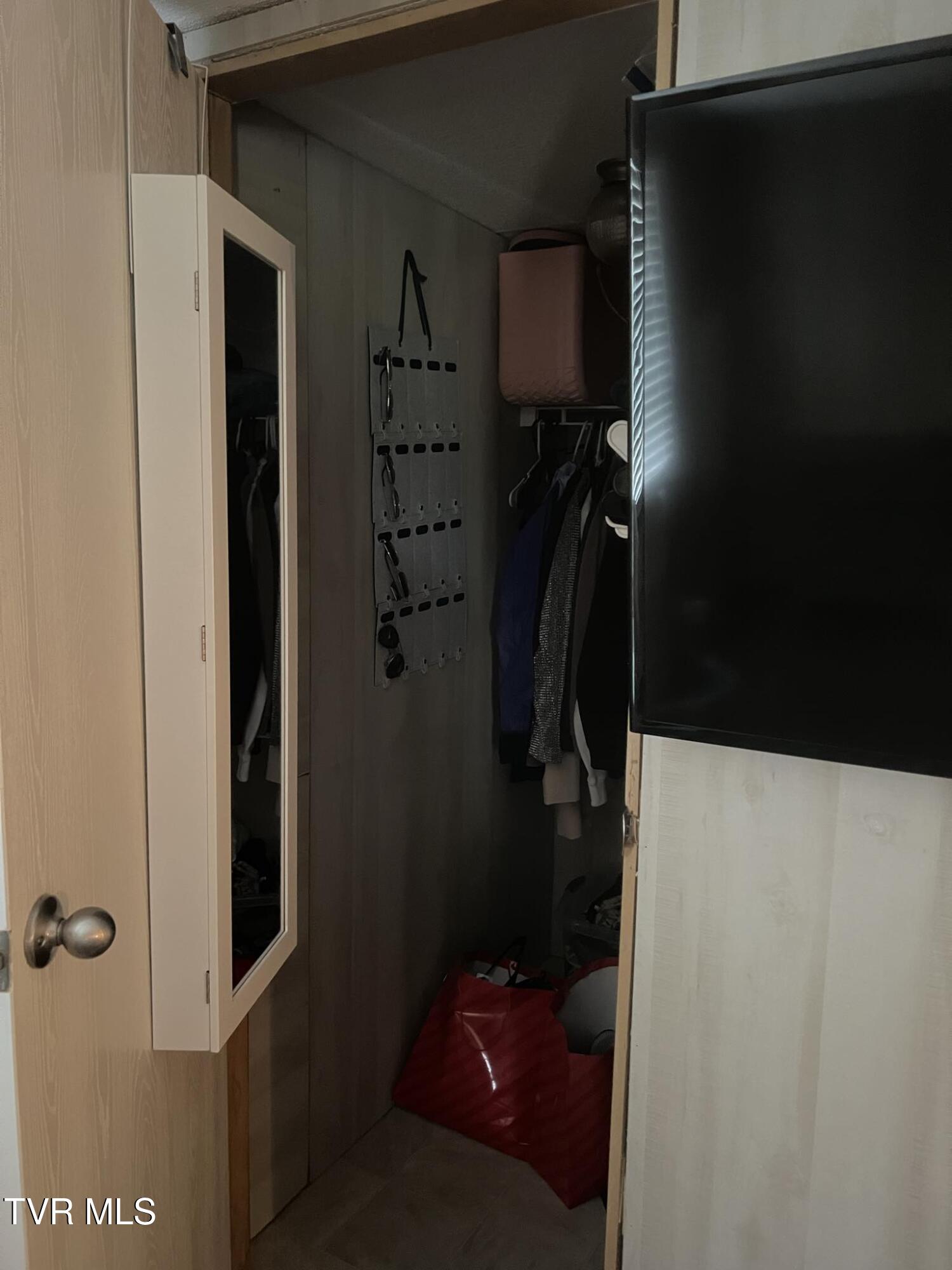 354 Deck Valley Road Bristol, TN 37620 - Photo 41 of 49 Messenger_creation_4877a365-0984-444a-b1