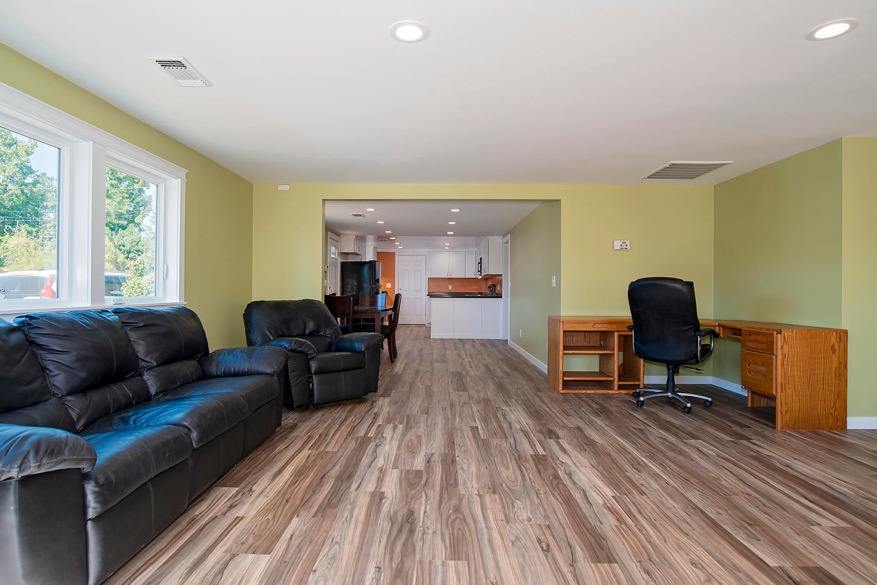 6119 Table Rock Road Central Point, OR 97502 - Photo 10 of 24 Living Room
