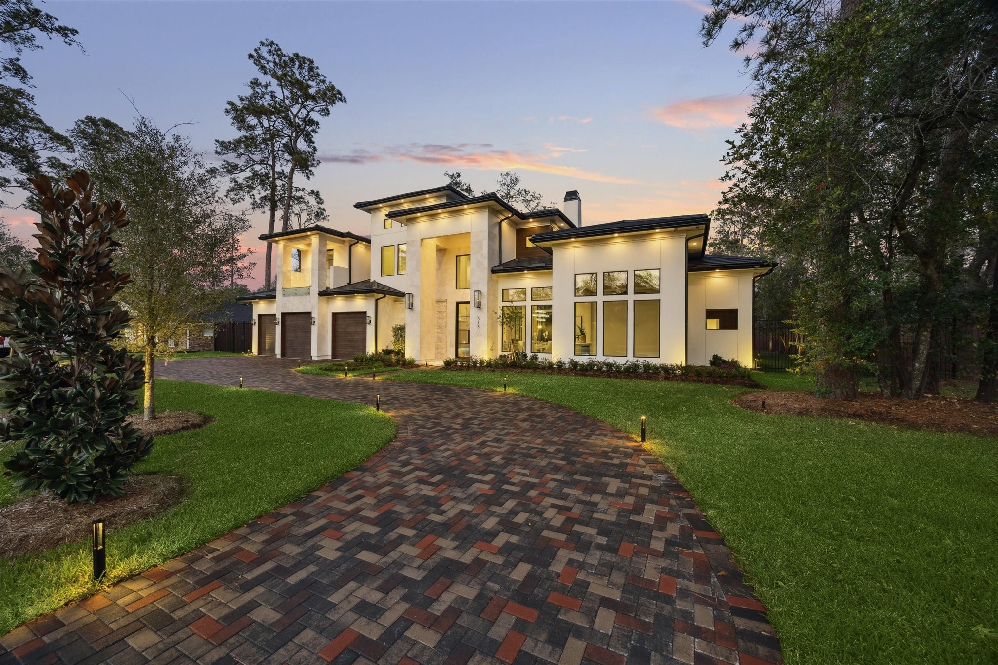 318 Knipp Road Houston, TX 77024 - Photo 2 of 32 This home sits on a generous lot (20,508 sf) in the quiet upscale Chapelwood neighborhood of Bunker Hill Village.