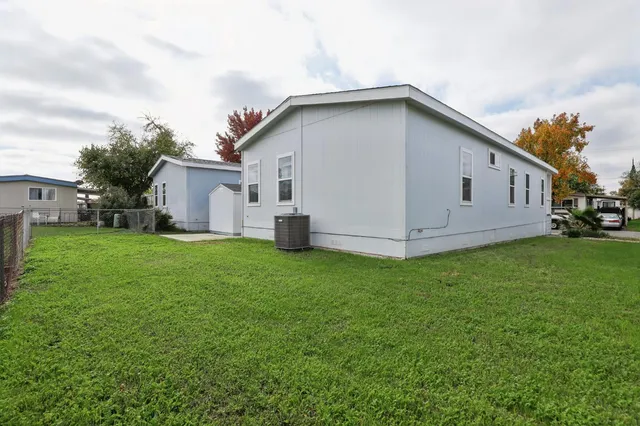 a view of a house with backyard