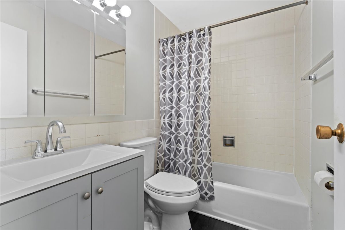 6171 North Sheridan Road, Unit 1112 Chicago, IL 60660 - Photo 14 of 23 a bathroom with a sink toilet and shower