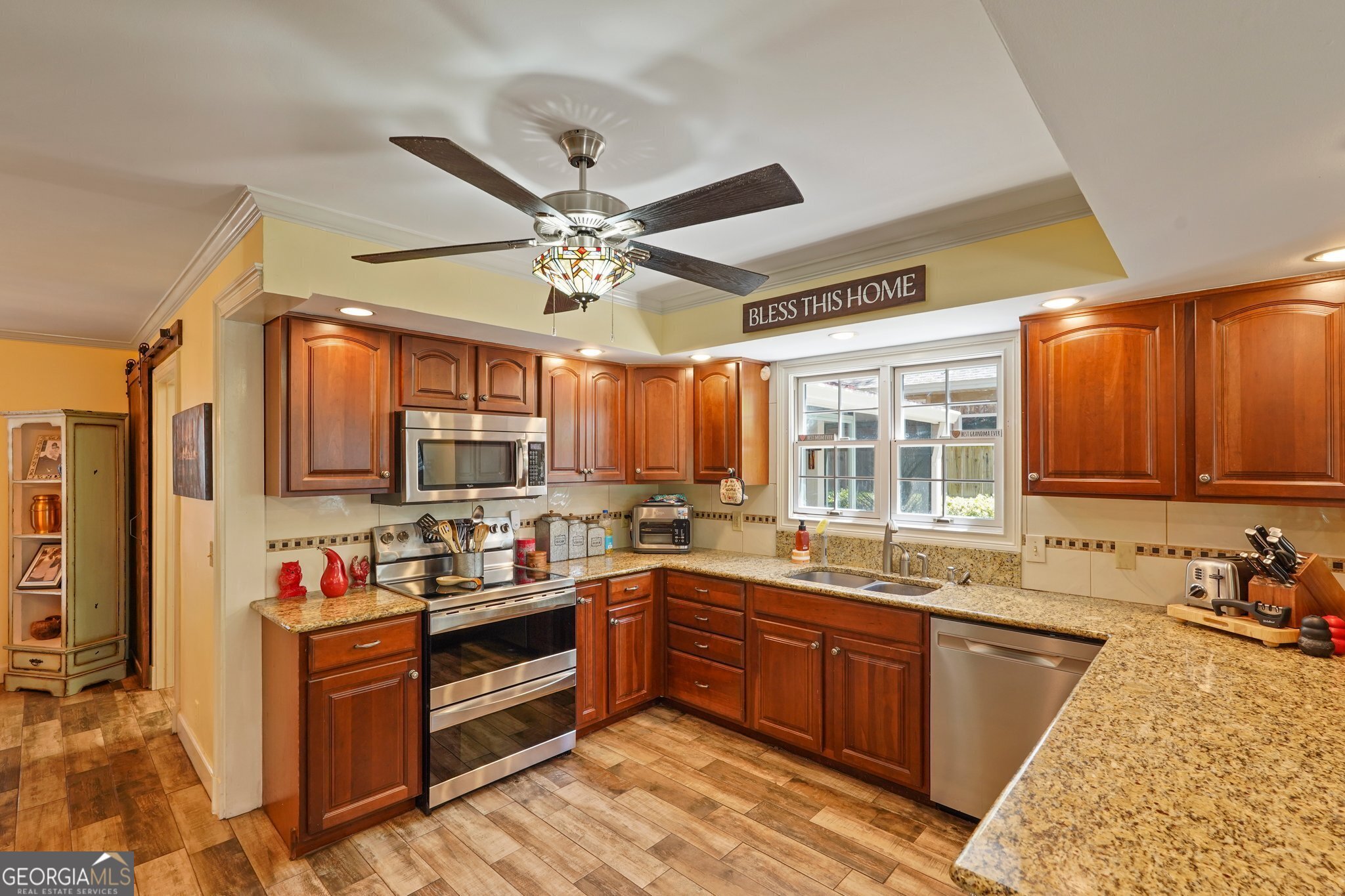 600 Shore Edge Trc St. Simons Island, GA 31522 - Photo 33 of 93 a kitchen with lots of counter top space and wooden floor