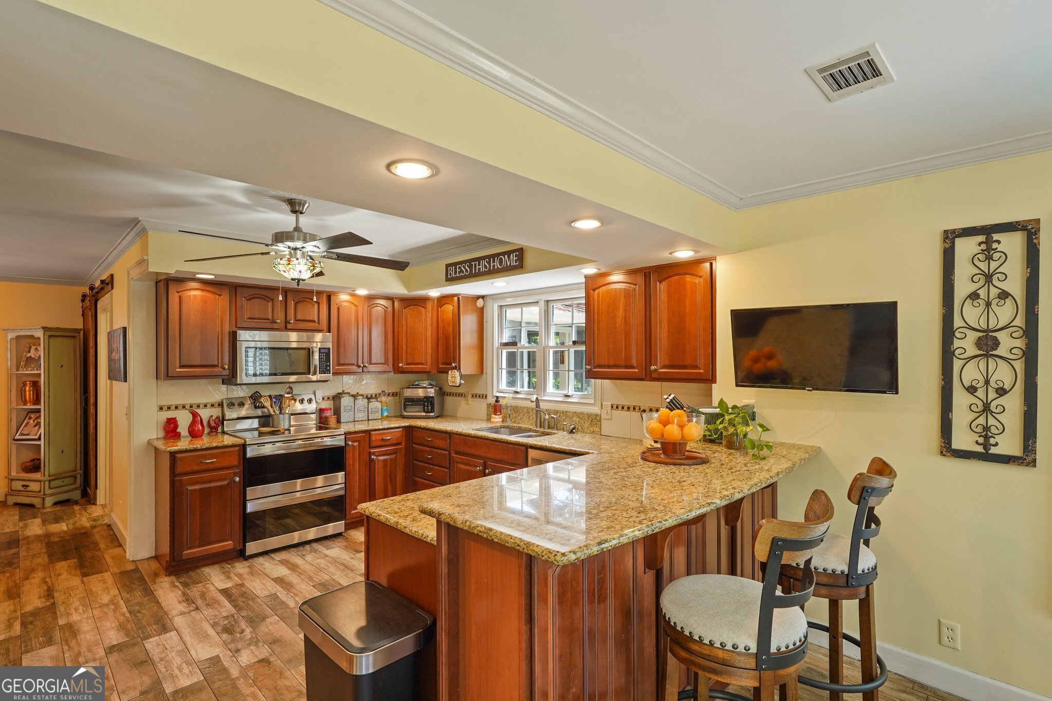 600 Shore Edge Trc St. Simons Island, GA 31522 - Photo 40 of 93 a kitchen with a stove a sink dishwasher a dining table and chairs with wooden floor