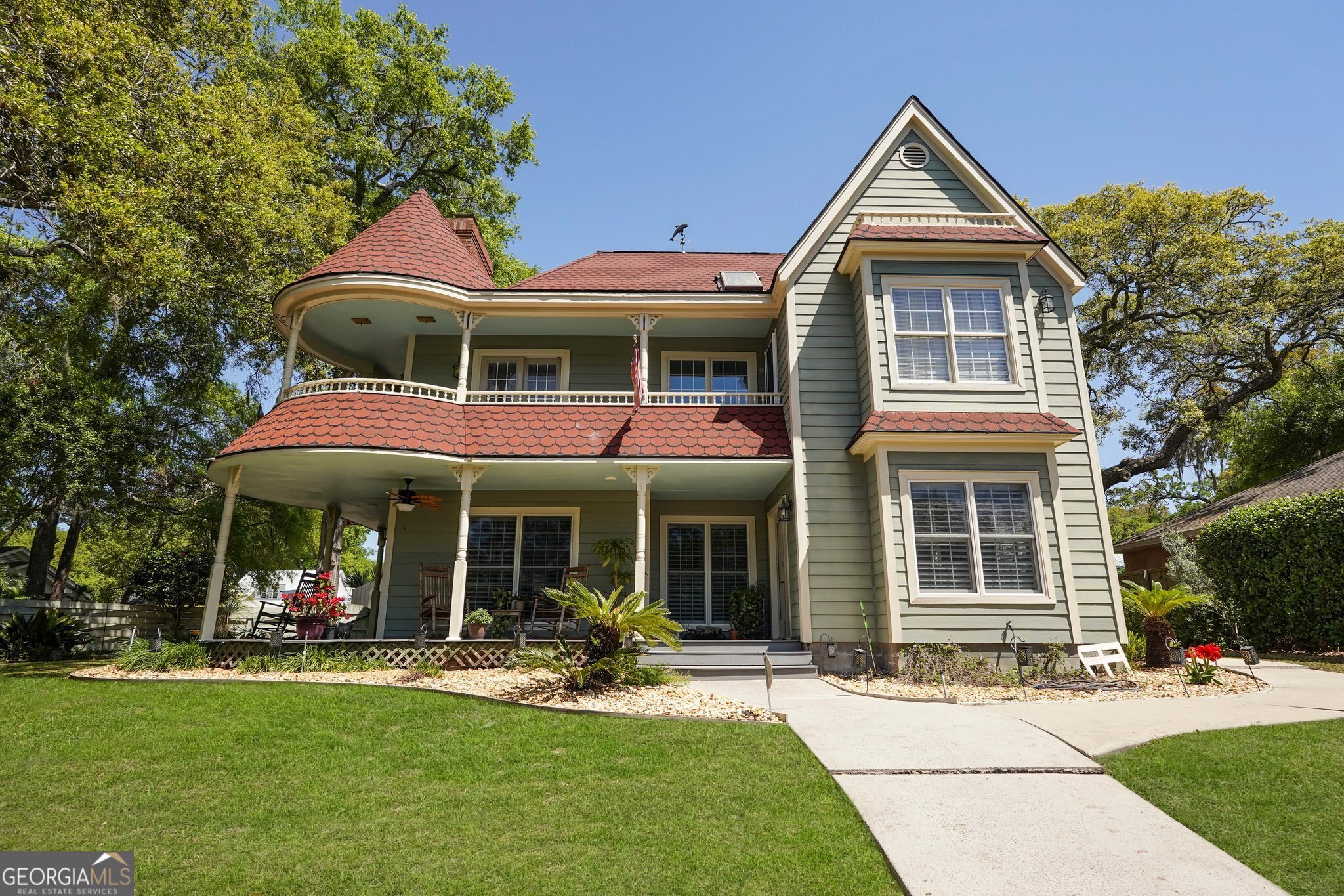 600 Shore Edge Trc St. Simons Island, GA 31522 - Photo 6 of 93 a front view of a house with a garden and porch