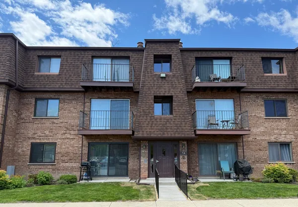$229,900 | 718 Cobblestone Circle, Unit C, Glenview, IL 60025
