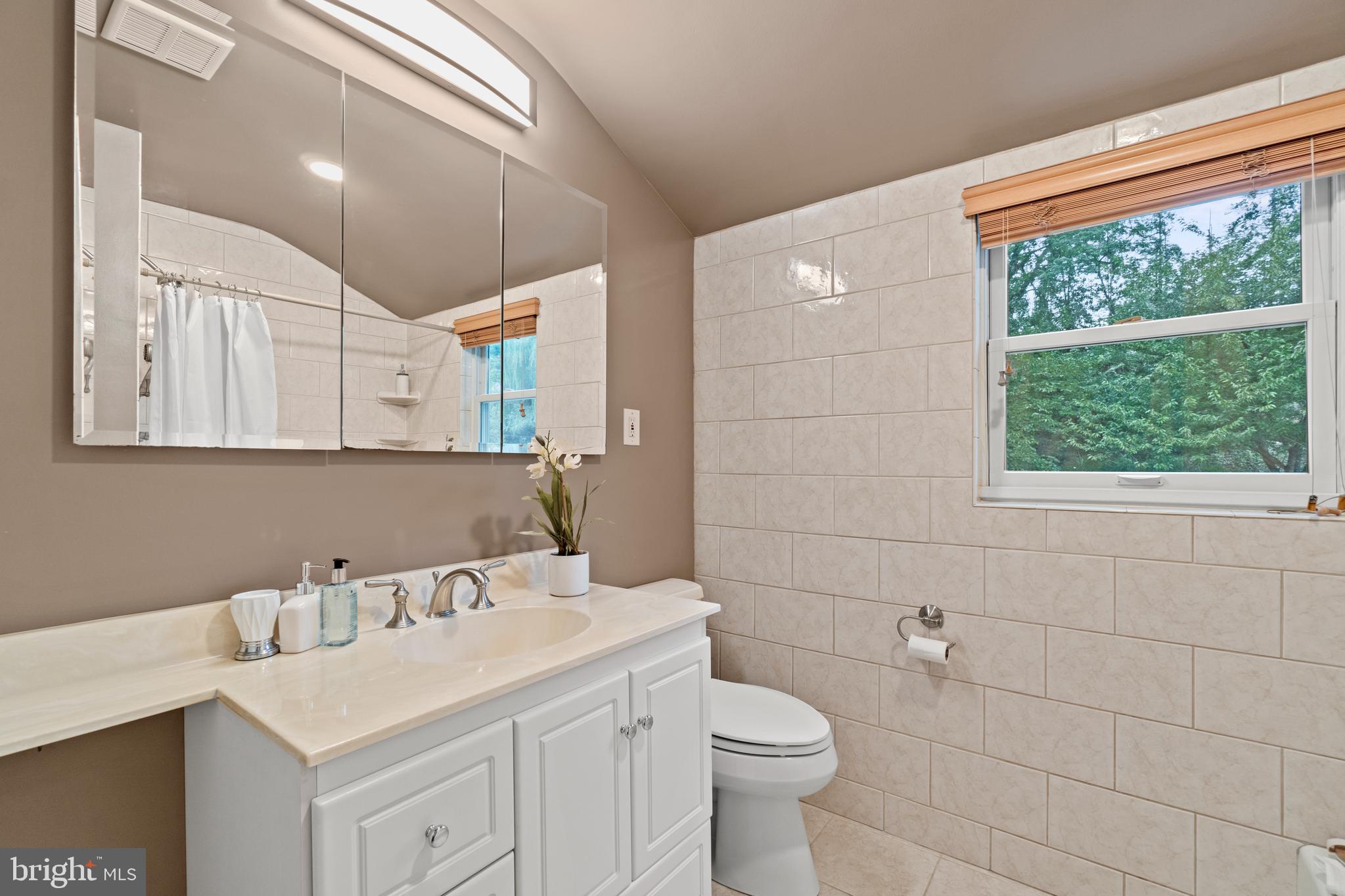 1417 Leegate Road Northwest Washington, DC 20012 - Photo 29 of 51 Top level full bathroom #1