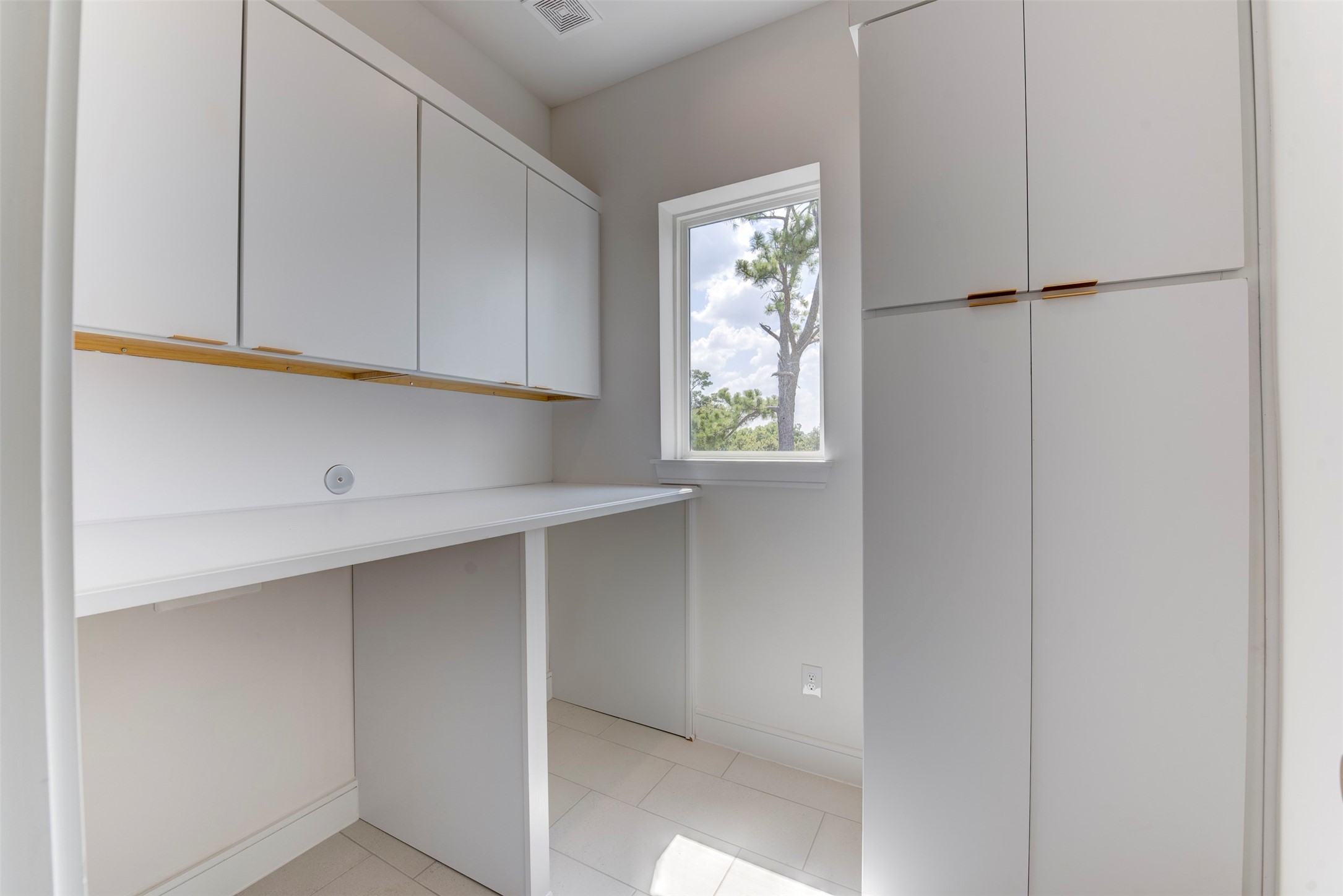 7120 Gary Street, Unit B Houston, TX 77055 - Photo 19 of 29 Large utility room on the third floor.