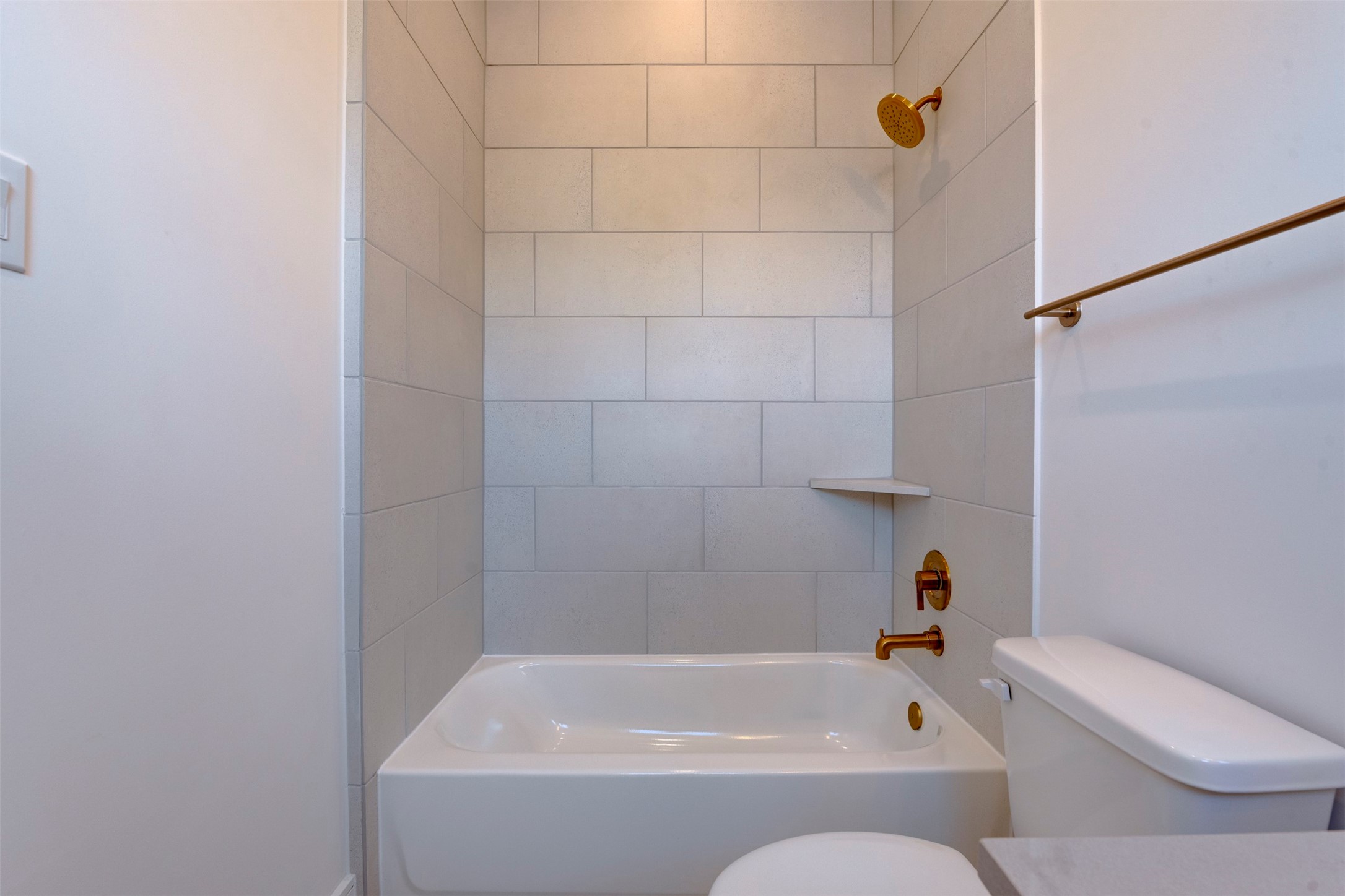 7120 Gary Street, Unit B Houston, TX 77055 - Photo 26 of 29 Contemporary en-suite bath.