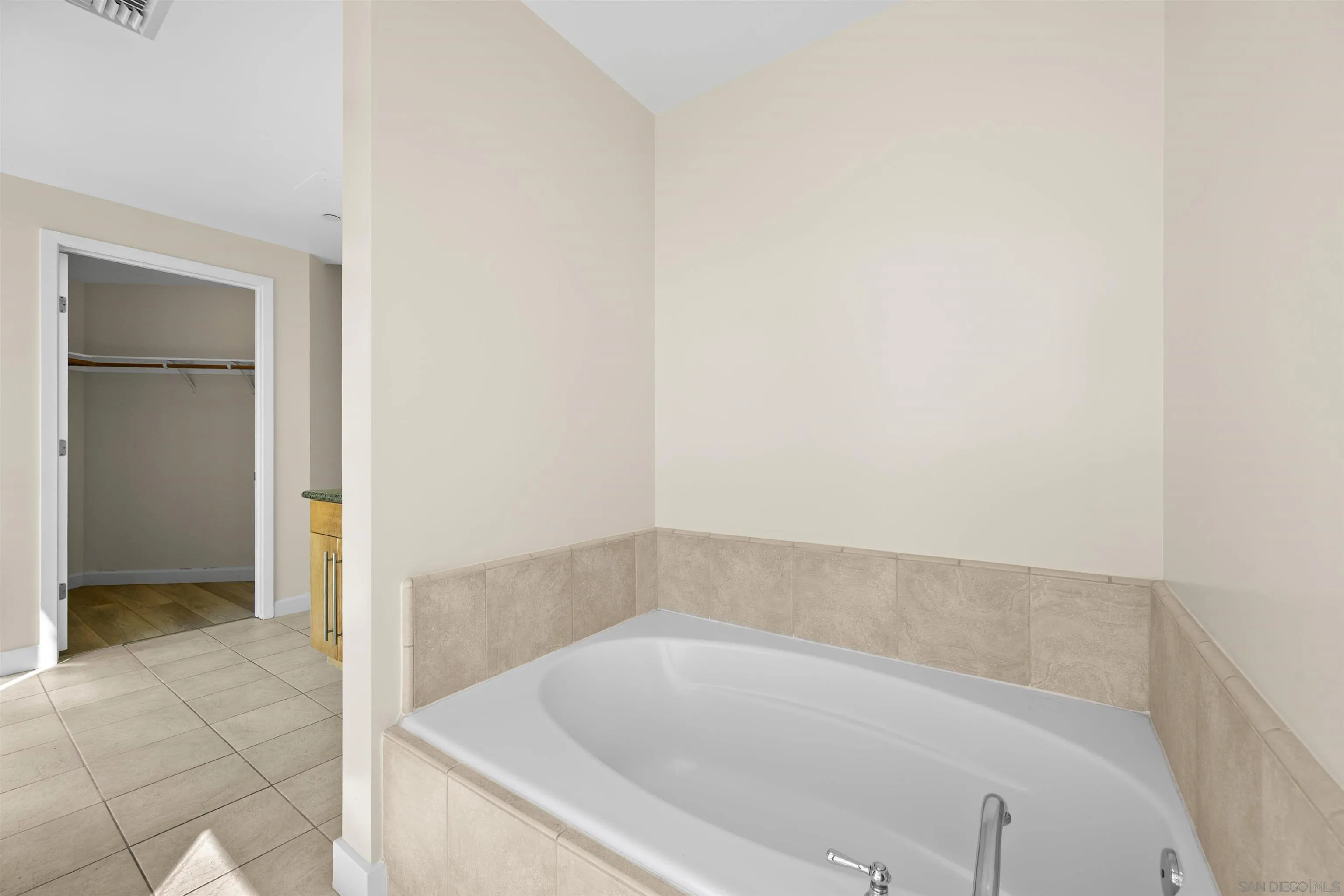 801 Ash Street, Unit 1701 San Diego, CA 92101 - Photo 41 of 44 a bath tub sitting in a bathroom