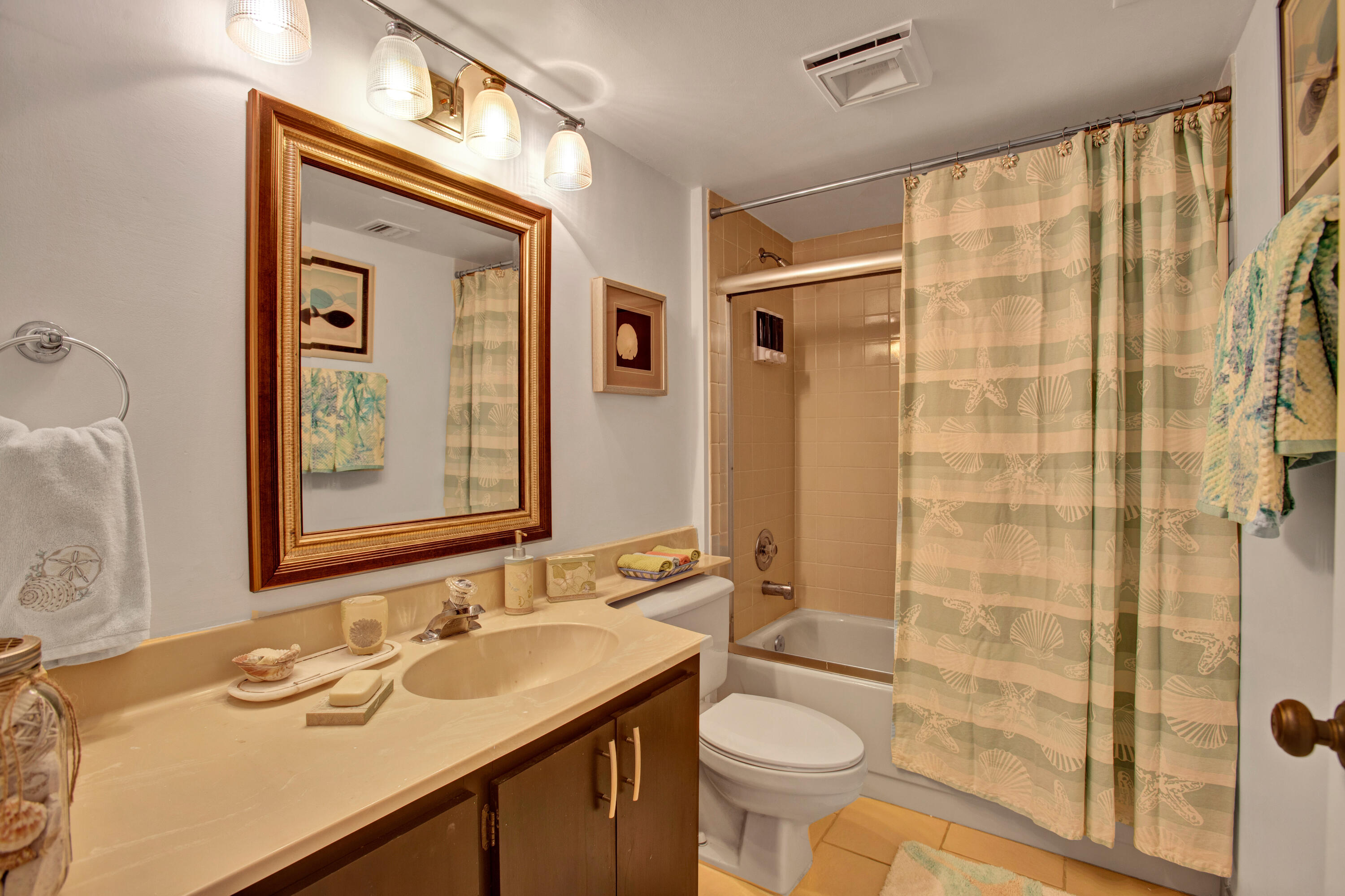 6049 Balboa Circle, Unit 204 Boca Raton, FL 33433 - Photo 25 of 37 IMG_0023