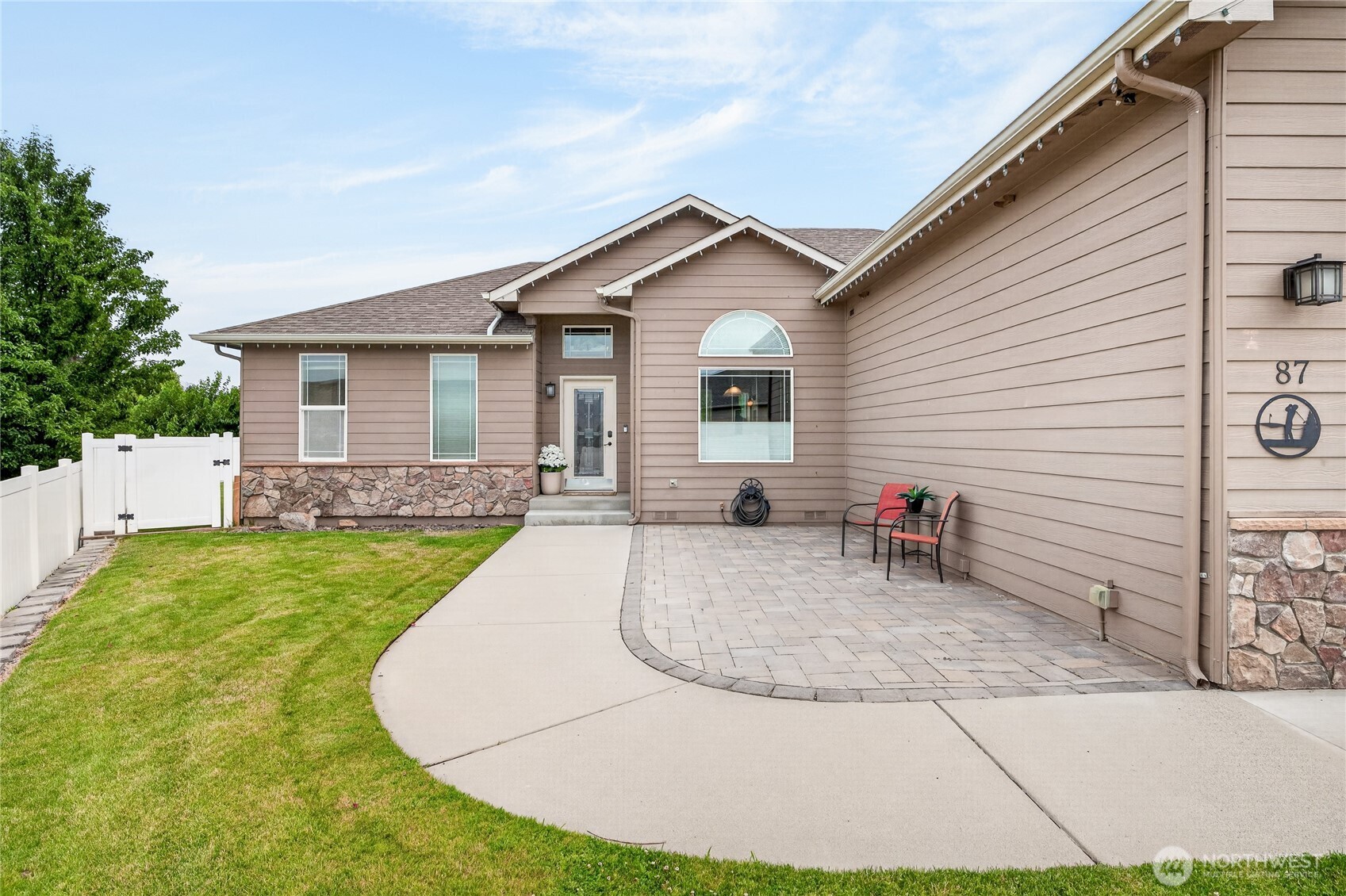 87 Springhill Drive East Wenatchee, WA 98802 - Photo 2 of 39