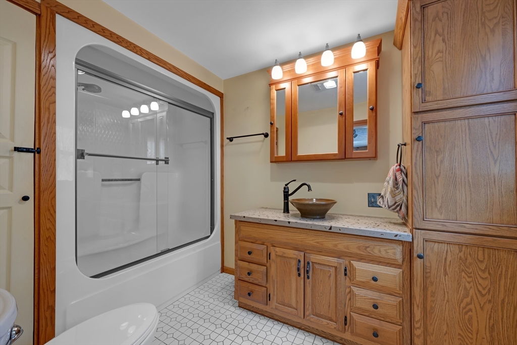 172 Stone Road East Brookfield, MA 01515 - Photo 10 of 29