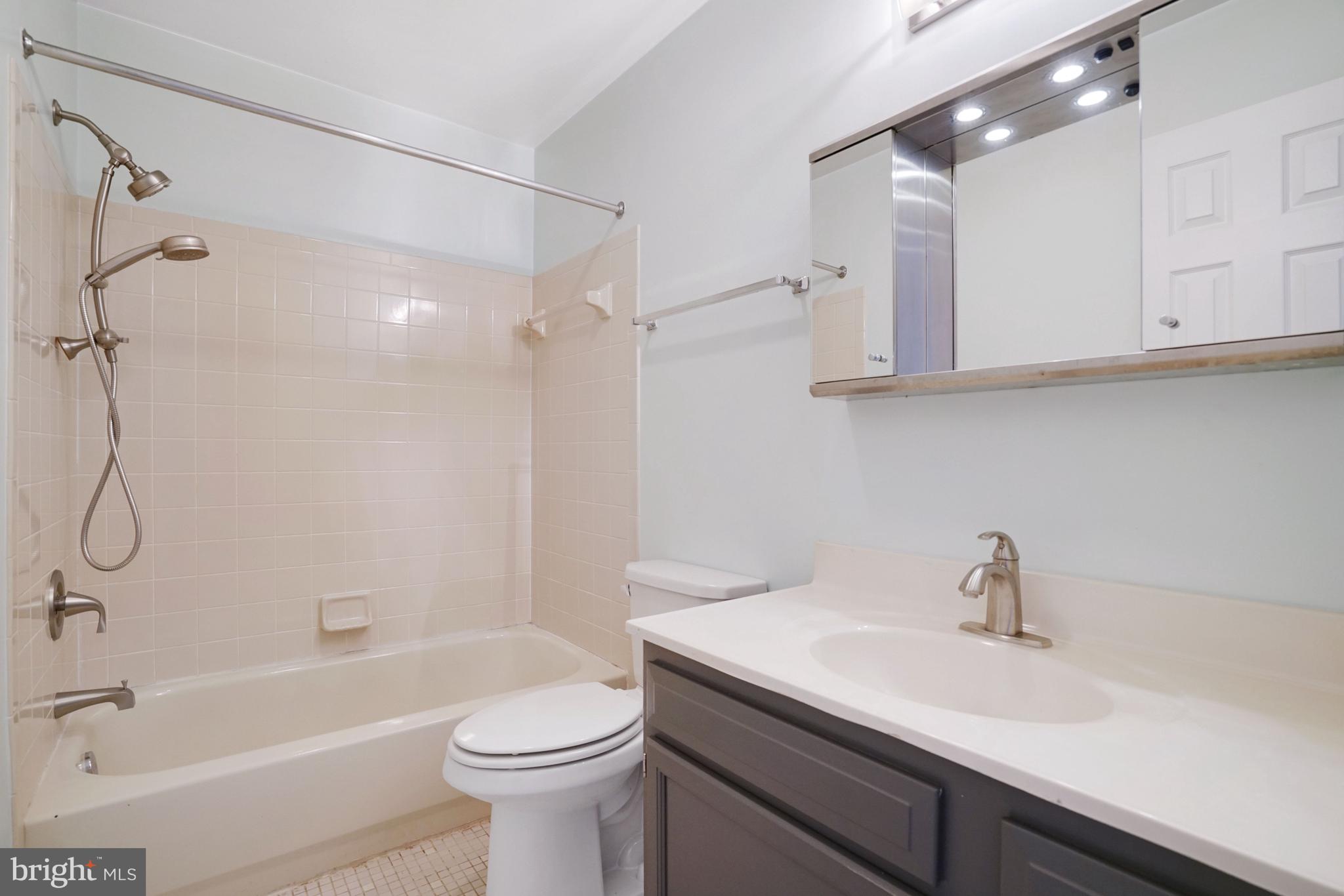 3858 9th Road South Arlington, VA 22204 - Photo 17 of 31 Upper level hall bath