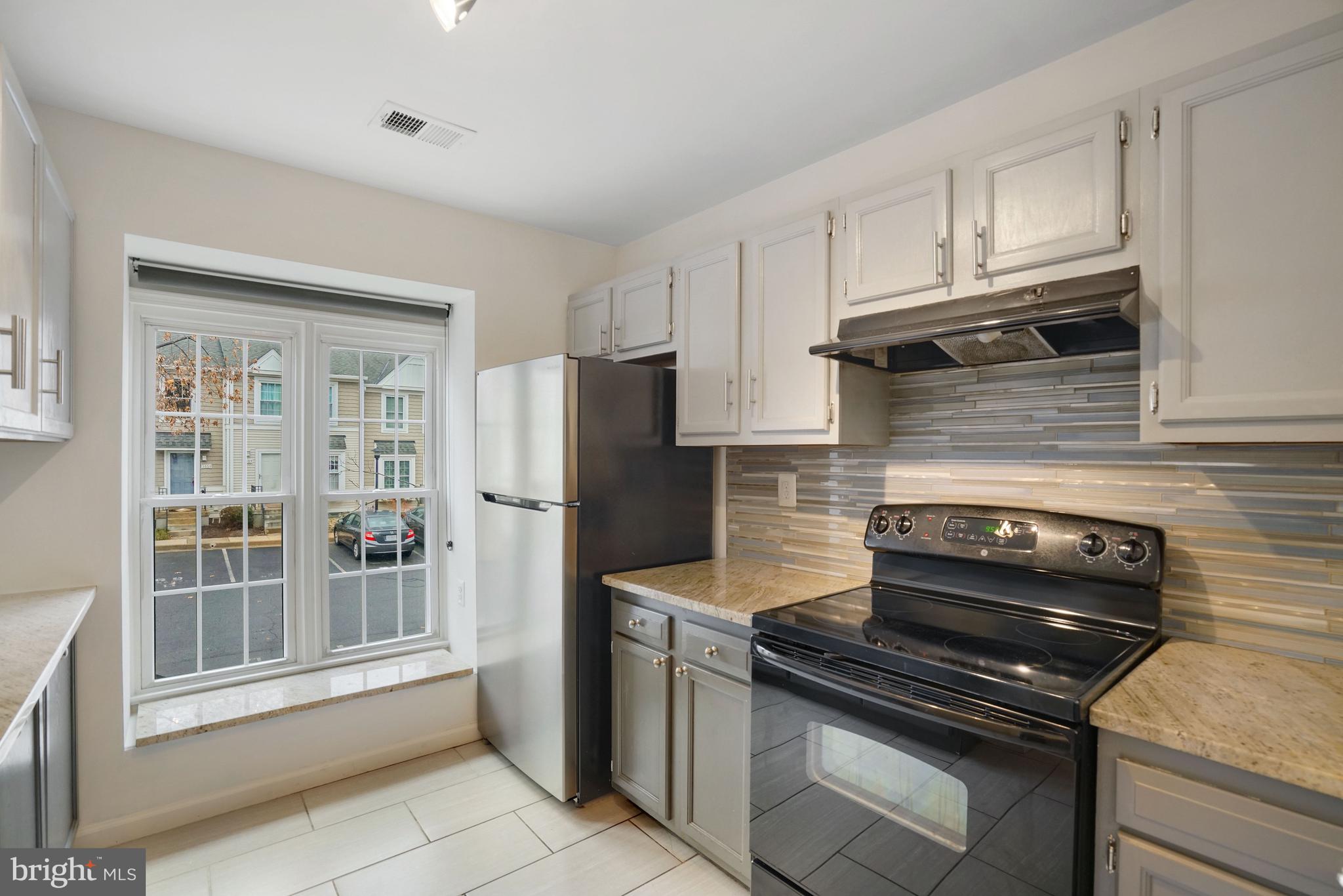 3858 9th Road South Arlington, VA 22204 - Photo 5 of 31 Bright kitchen