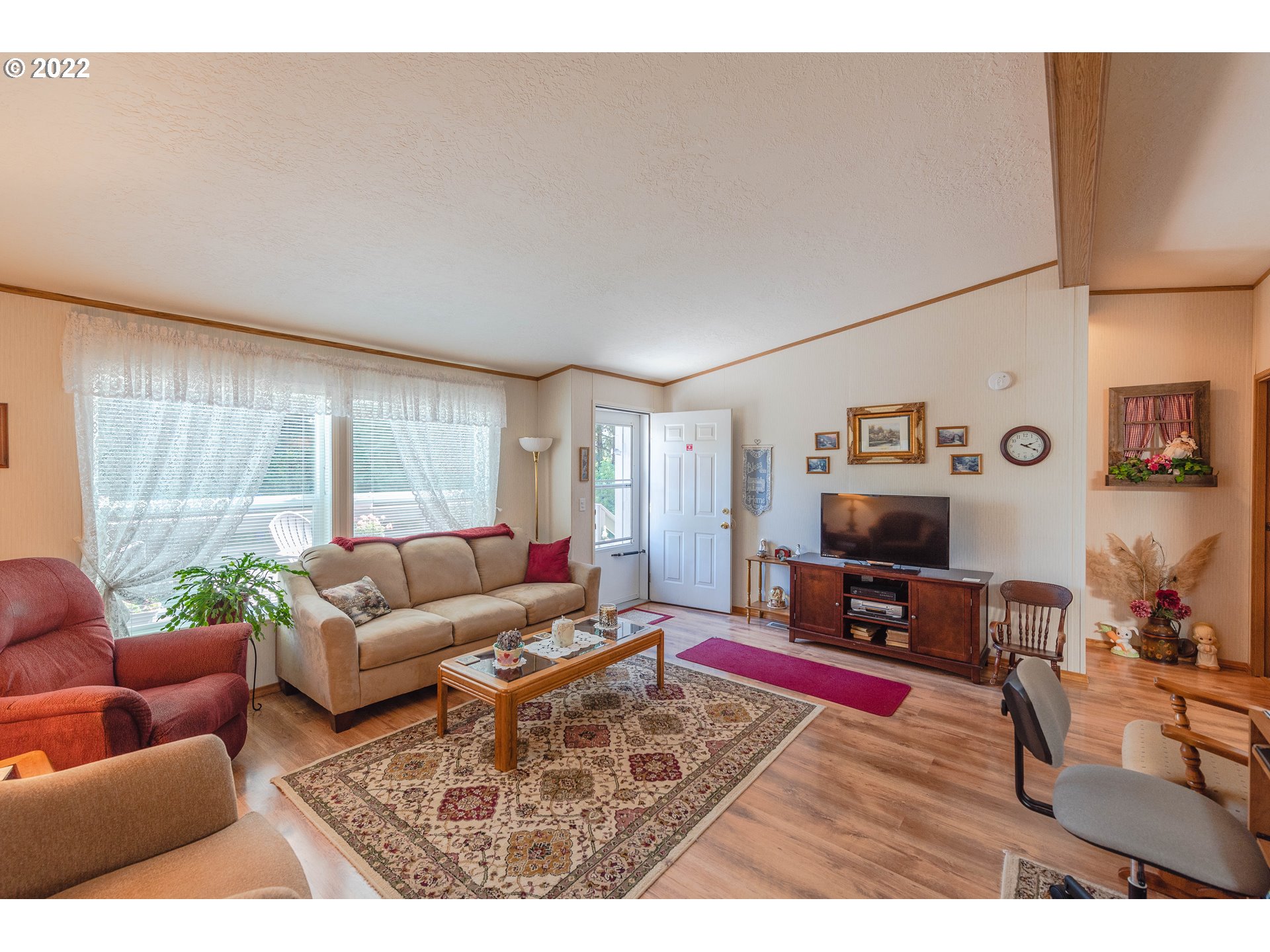 63248 Everest Road Coos Bay, OR 97420 - Photo 6 of 32 Living Room