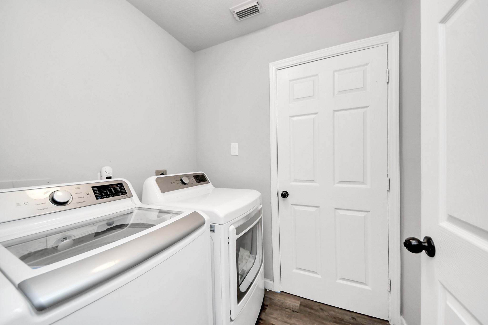 16118 Bunker Ridge Road Houston, TX 77053 - Photo 19 of 41 Washer/Dryer Room