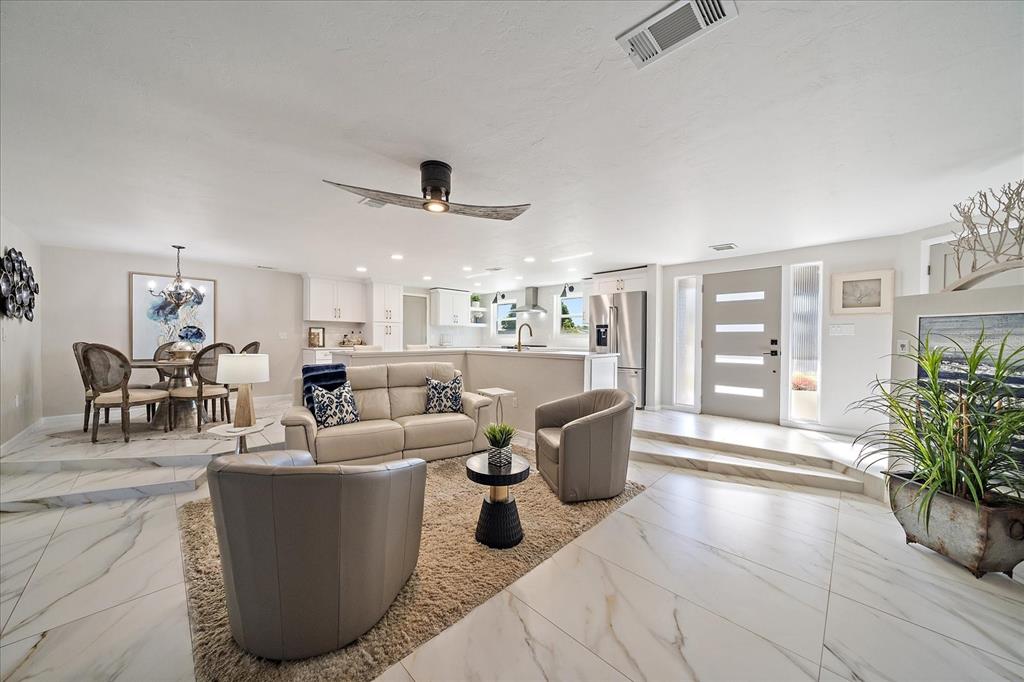 3149 Homasassa Road Sarasota, FL 34239 - Photo 9 of 62 a living room with furniture and potted plants