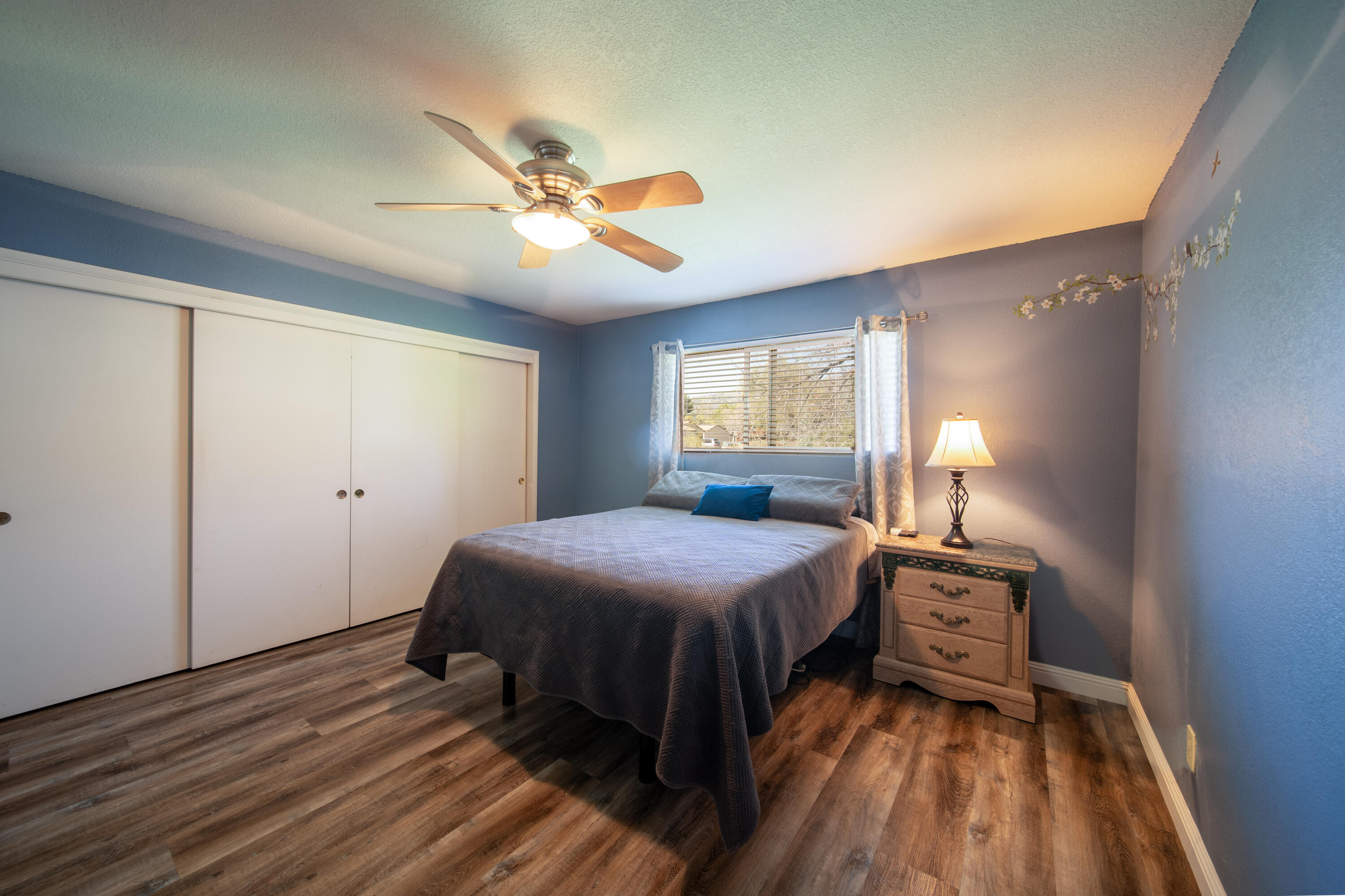 44040 Skyline Drive Three Rivers, CA 93271 - Photo 26 of 40 a bedroom with a bed and a window