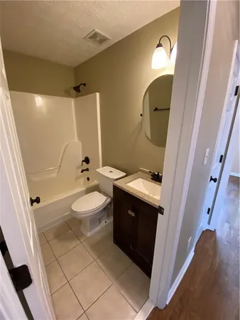 en empty room with windows and ceiling fan