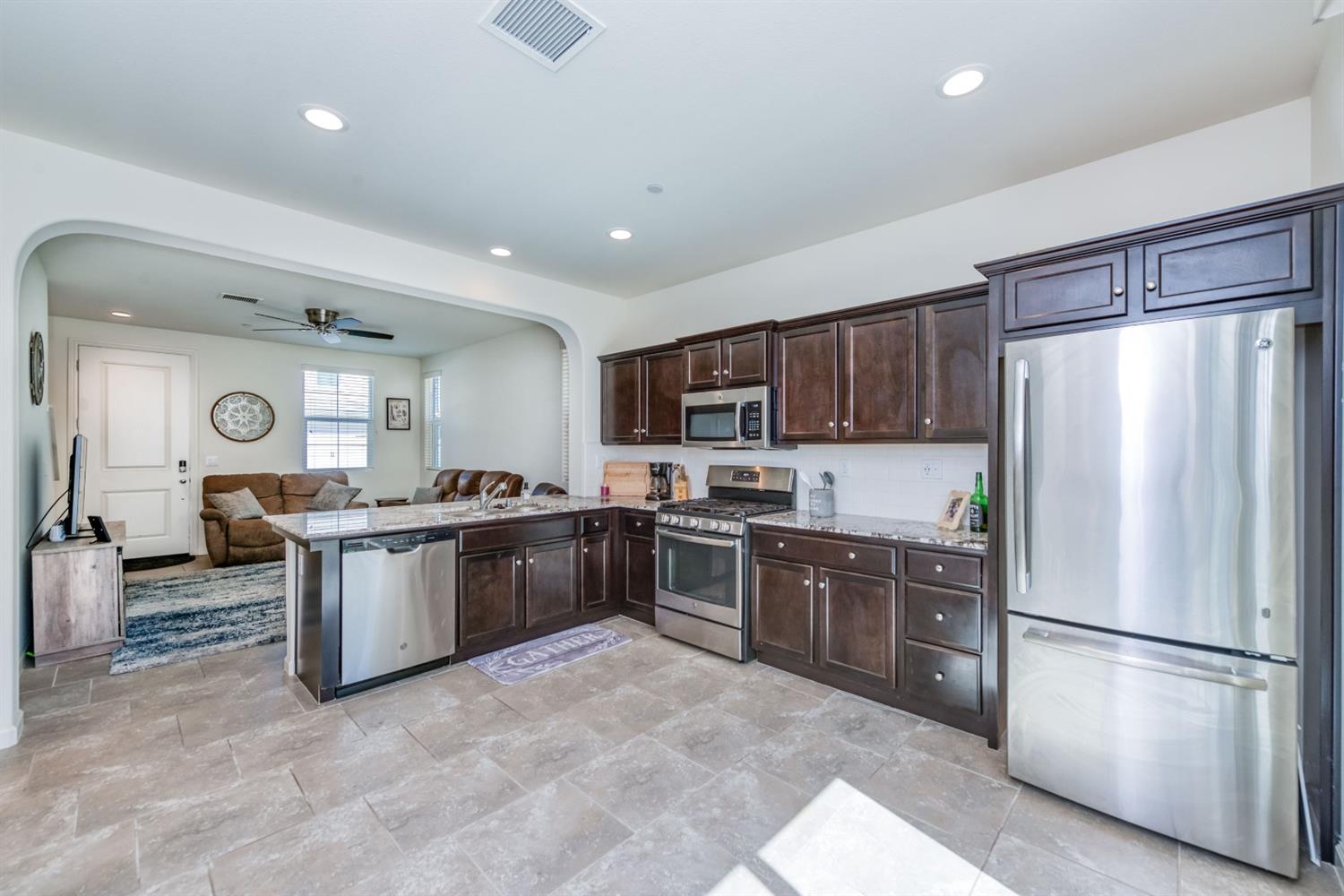 1559 Lambourn Way Clovis, CA 93619 - Photo 9 of 27