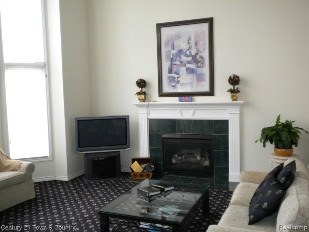 5873 Kingspointe Drive Rochester, MI 48306 - Photo 36 of 66 Family Room 2.jpg