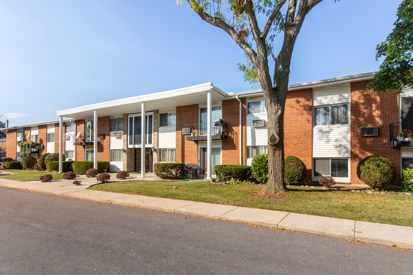 9500 Dee Road, Unit 202B Des Plaines, IL 60016 - Photo 3 of 29