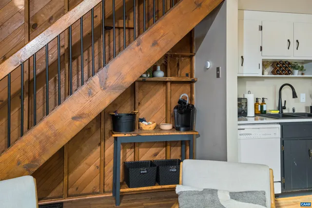 a view of entryway and kitchen