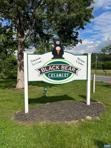 a sign that is sitting on the green field