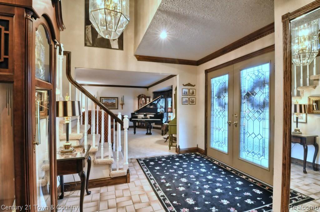 1944 Mapleridge Road Rochester, MI 48309 - Photo 3 of 36 Foyer.jpg