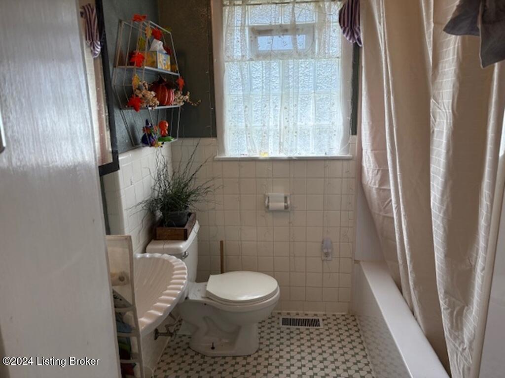 3710 Rouge Way Louisville, KY 40218 - Photo 5 of 12 Full Bath
