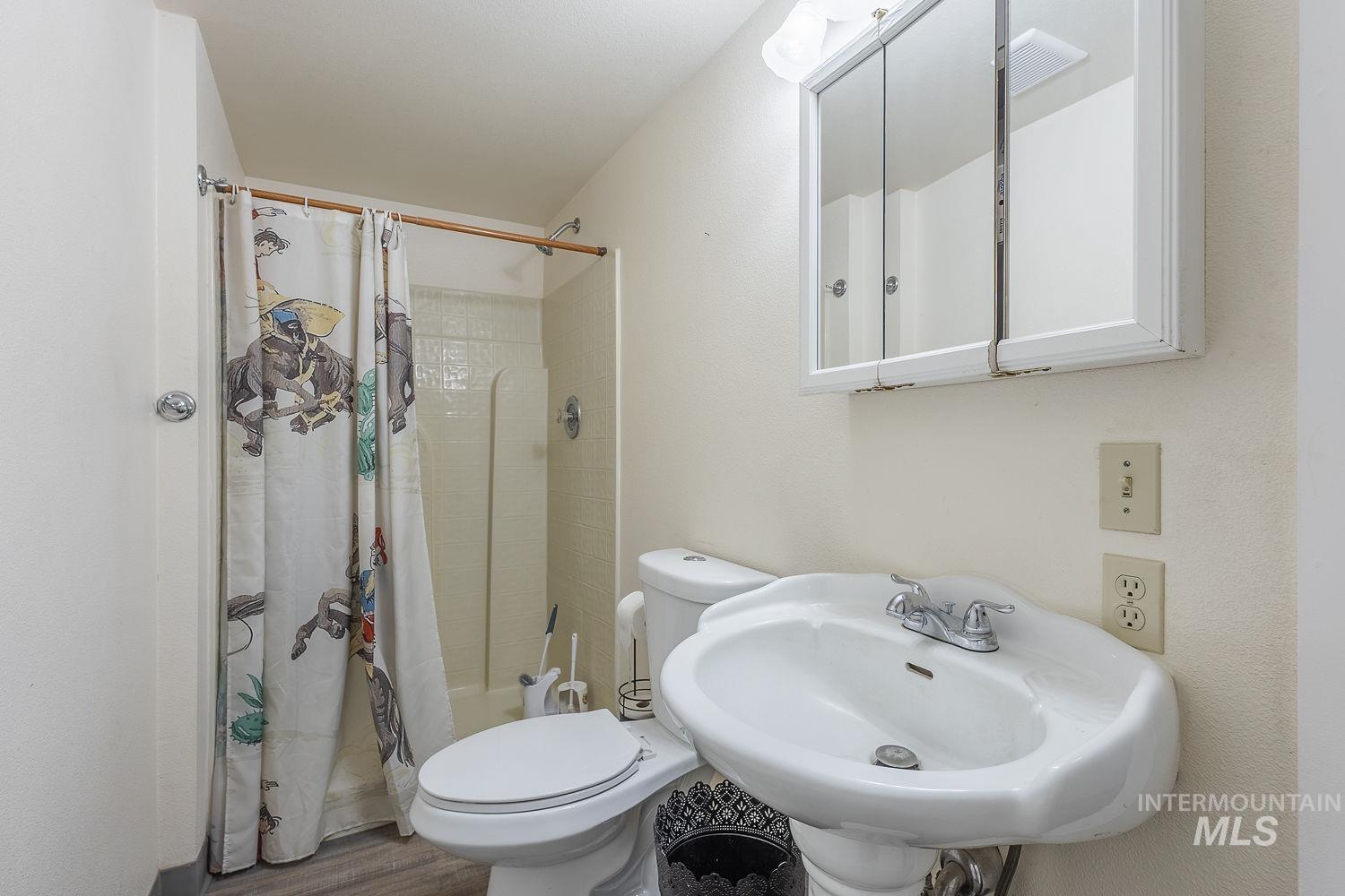 6050 Elmore Road Fruitland, ID 83619 - Photo 14 of 48 Full bath with toilet and wood finished floors