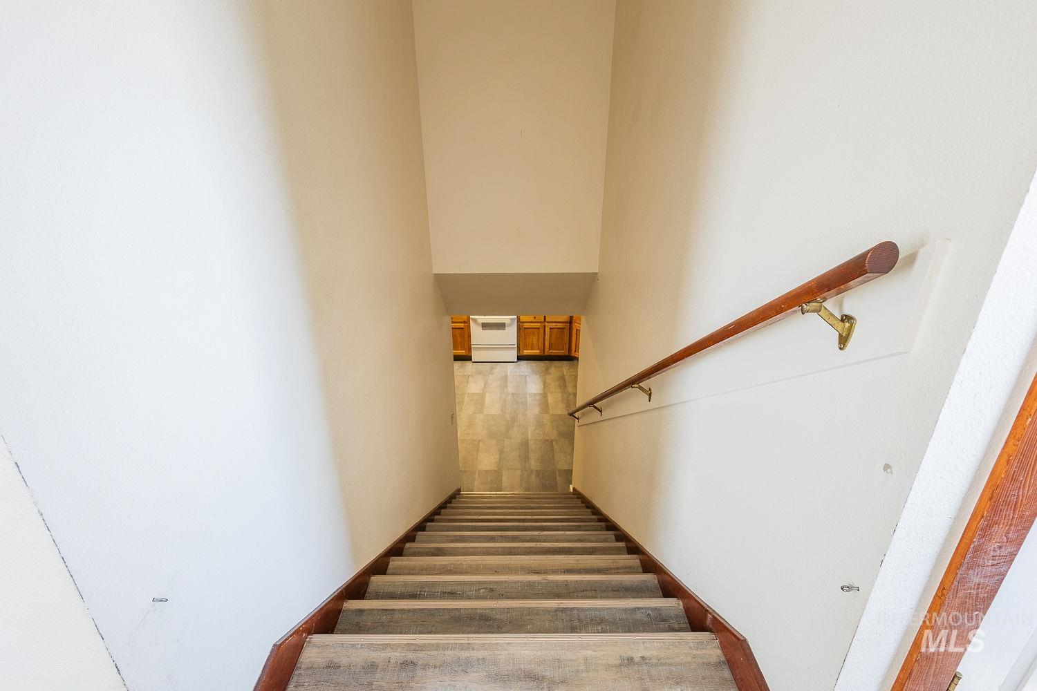 6050 Elmore Road Fruitland, ID 83619 - Photo 27 of 48 View of stairway