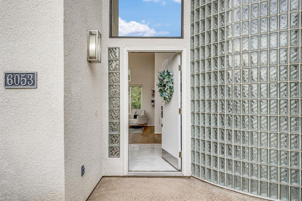 6053 Buffridge Trail Dallas, TX 75252 - Photo 4 of 40 a view of a bathroom