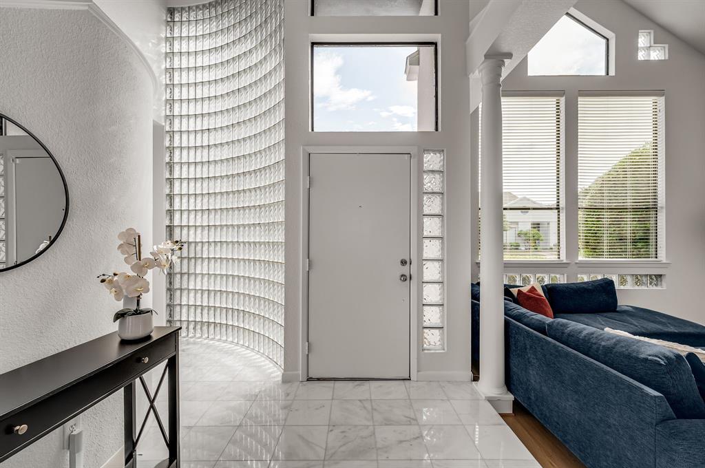 6053 Buffridge Trail Dallas, TX 75252 - Photo 5 of 40 a living room with furniture and a window