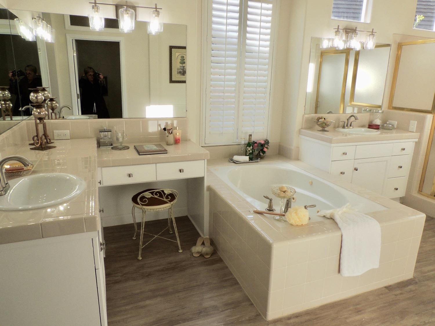 3051 Carson Avenue Clovis, CA 93611 - Photo 19 of 40 a bathroom with a tub sink and mirror