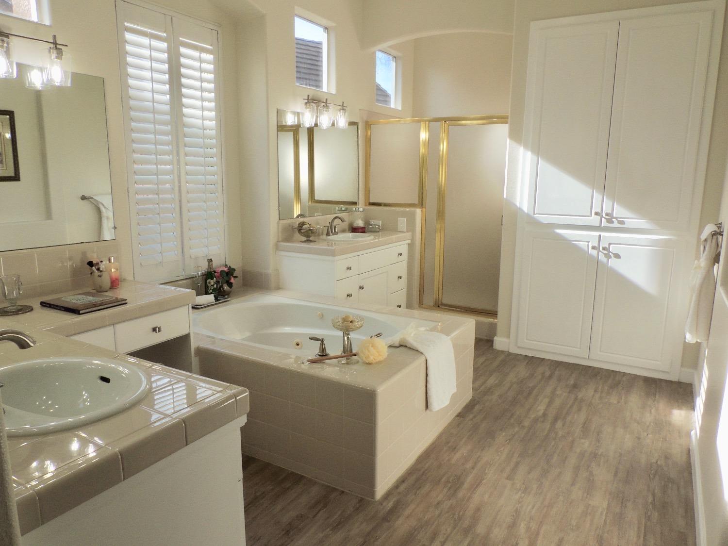 3051 Carson Avenue Clovis, CA 93611 - Photo 20 of 40 a bathroom with a tub sink and mirror