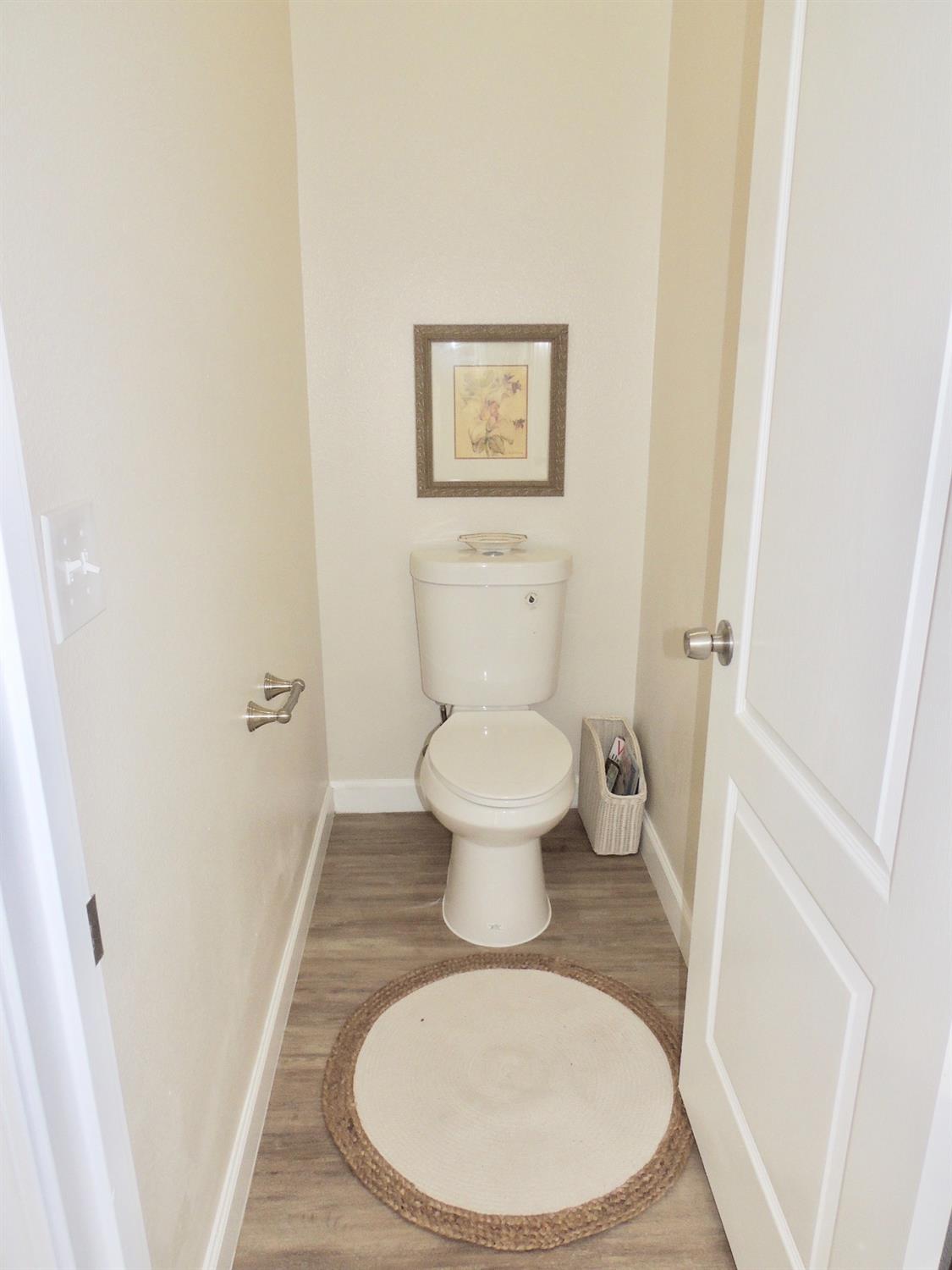 3051 Carson Avenue Clovis, CA 93611 - Photo 21 of 40 a bathroom with a toilet and a sink