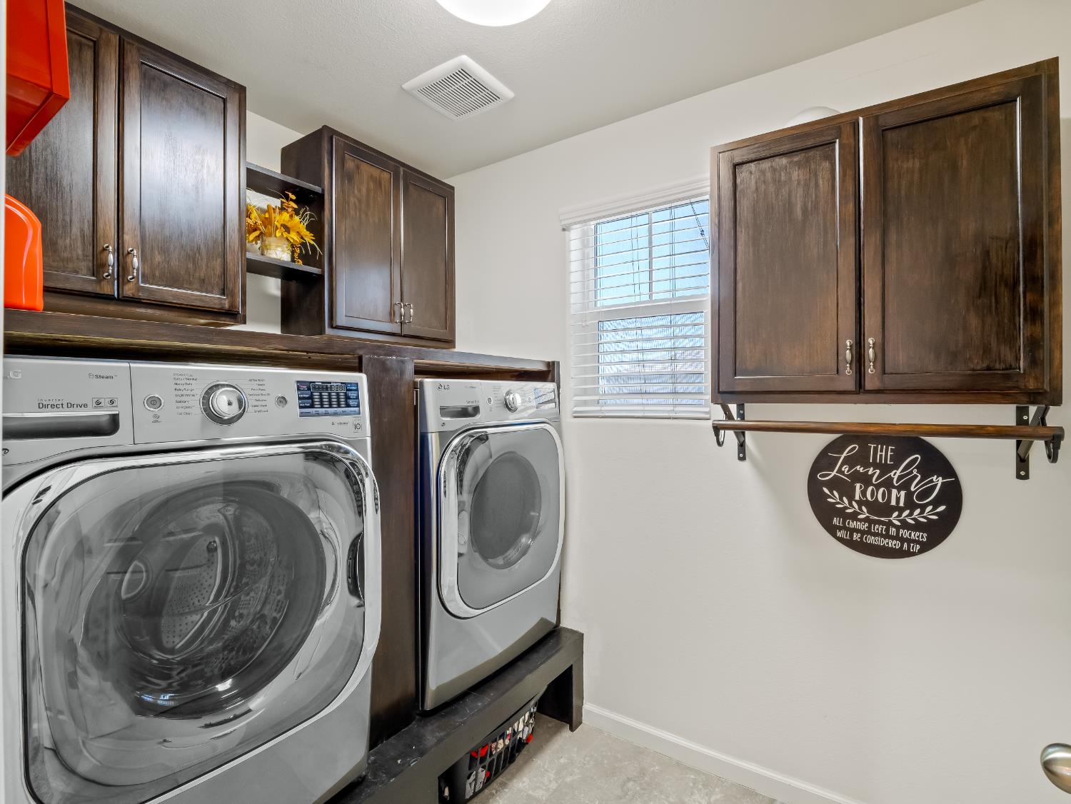 3925 Griffith Avenue Clovis, CA 93619 - Photo 13 of 40 a utility room with dryer and washer