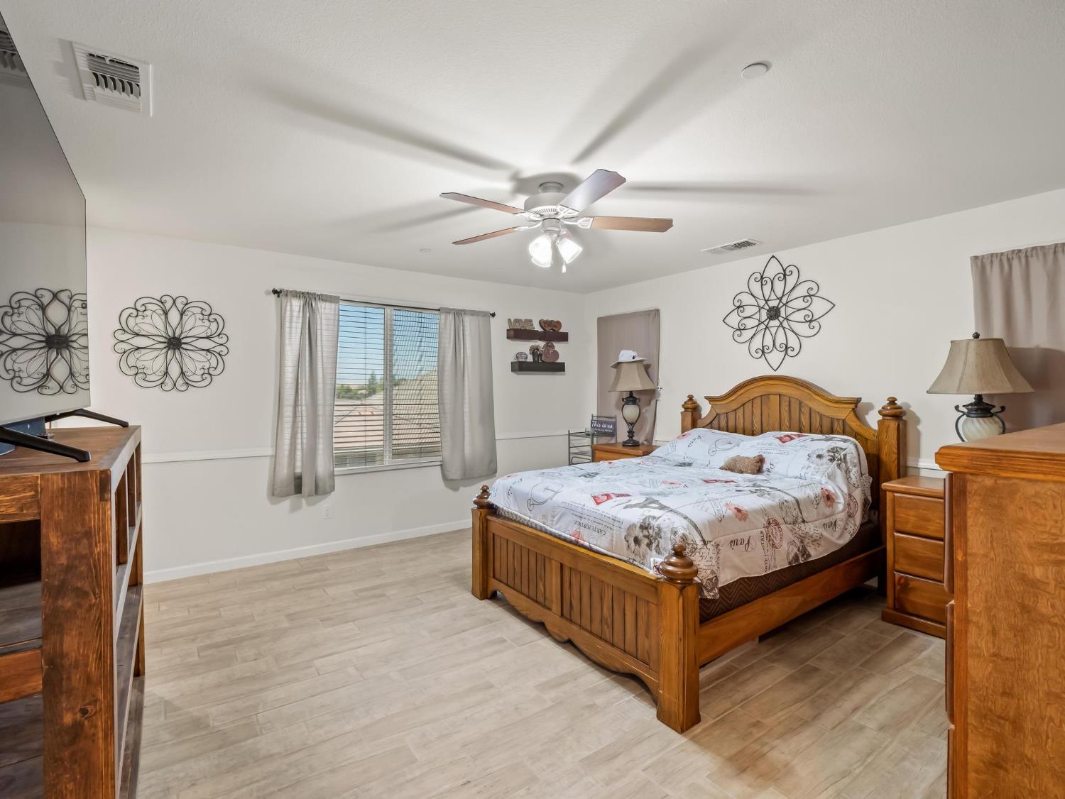 3925 Griffith Avenue Clovis, CA 93619 - Photo 16 of 40 a spacious bedroom with a bed and window