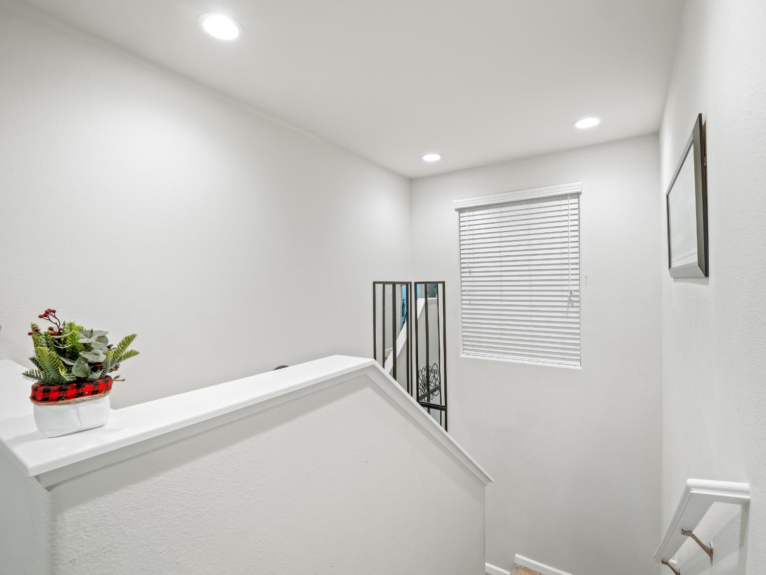 3925 Griffith Avenue Clovis, CA 93619 - Photo 19 of 40 a view of hallway with a potted plant