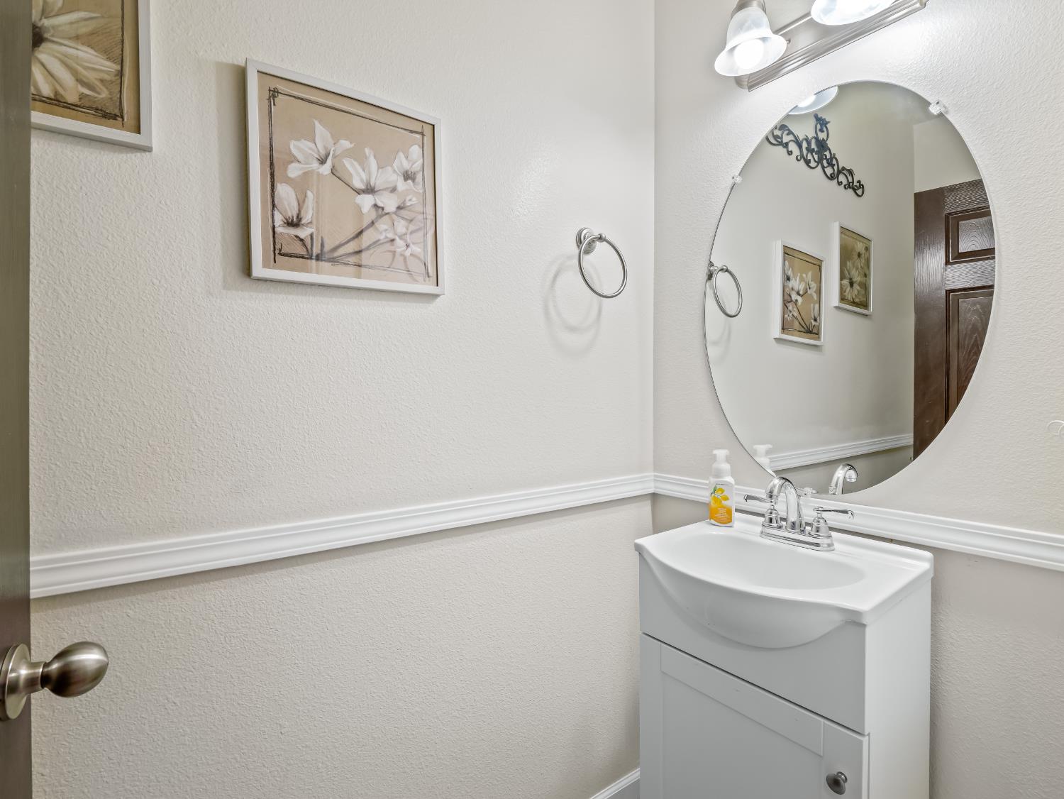 3925 Griffith Avenue Clovis, CA 93619 - Photo 20 of 40 a bathroom with a sink and a mirror