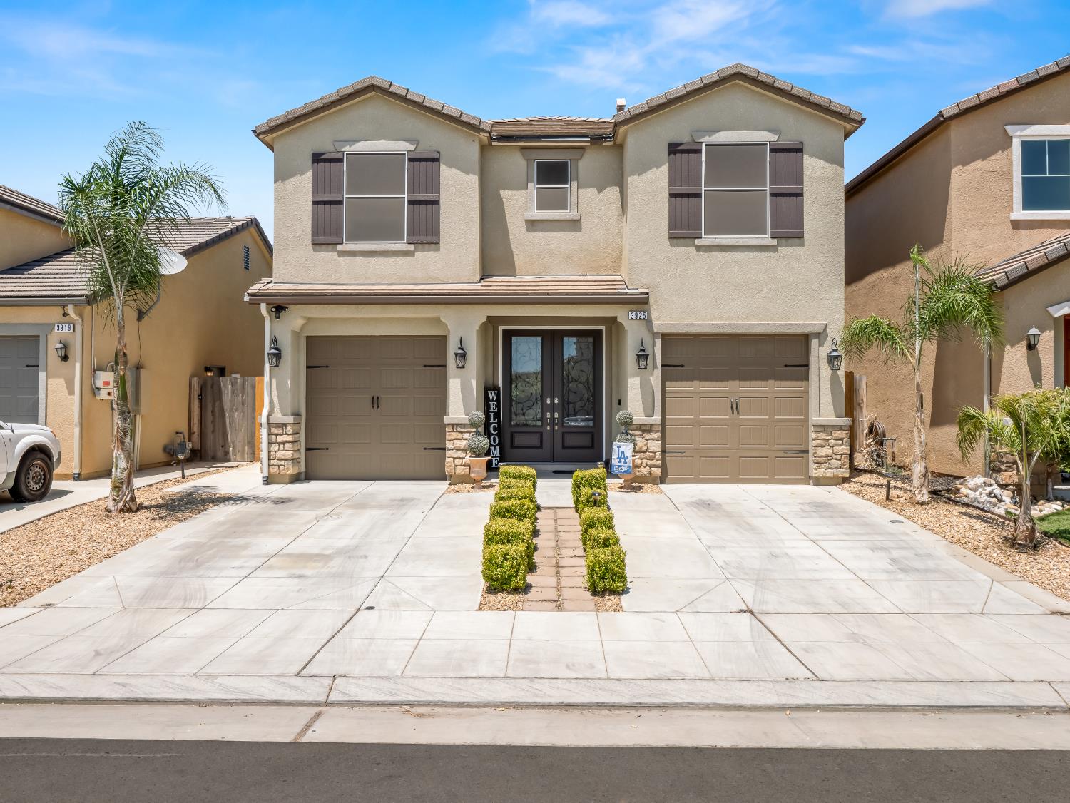3925 Griffith Avenue Clovis, CA 93619 - Photo 2 of 40 a house view with a outdoor space