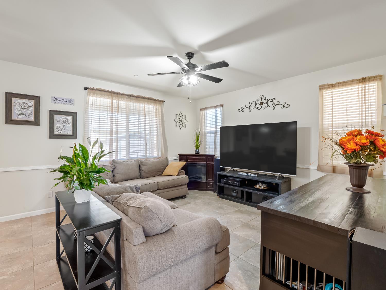 3925 Griffith Avenue Clovis, CA 93619 - Photo 22 of 40 a living room with furniture and a flat screen tv